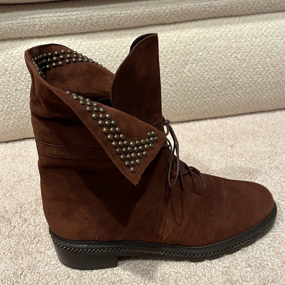 Stuart Weitzman SZ10 walnut suede bootie excellent condition - Picture 10 of 14